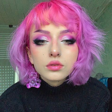 Eve Frsr, Purple Pink Hair, Skater Hair, 2020 Makeup, Color Streaks, Alternative Makeup, Colour Ideas, Dye My Hair, Hair Reference