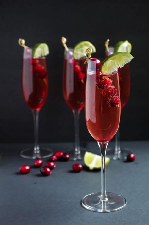 Cranberry Champagne Cocktail, Cranberry Cocktails, Pretty Glasses, Festive Holiday Cocktails, Fruits Art, Champagne Recipes Cocktails, Champagne Cocktails, Citrus Cocktails, Cocktail Party Food