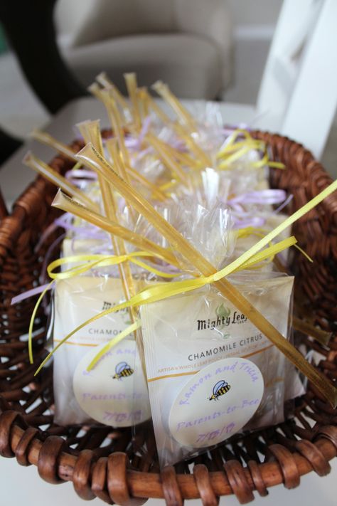 Baby shower favors. Put your favorite kind of tea in a cellophane bag and tie a honey stick to the outside with ribbon. Perfect for a tea party or mama-to-bee theme baby shower. Honey Wedding Favors, Inexpensive Wedding Favors, Ideas Baby Shower, Bee Baby Shower Theme, Tea Party Favors, Bumble Bee Baby Shower, Honey Sticks, Baby Shower Tea, Surprise Wedding