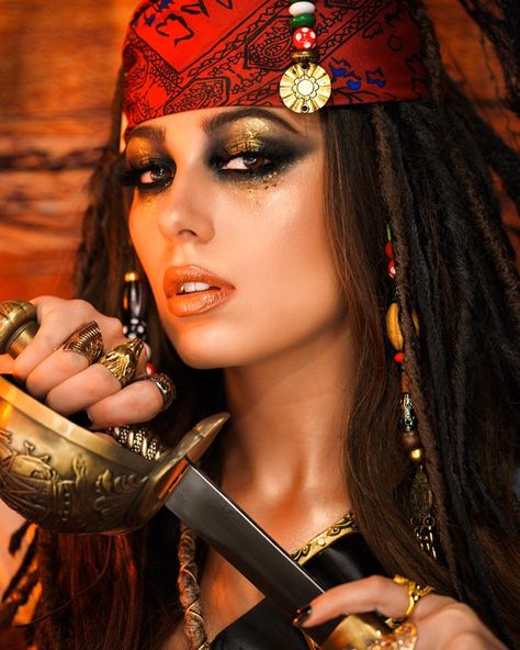 Pirate Makeup, Karneval Diy, Pirate Hair, Jack Sparrow Costume, Halloweenský Makeup, Pirate Cosplay, Dag Make Up, Pirate Halloween Costumes, Pirate Halloween