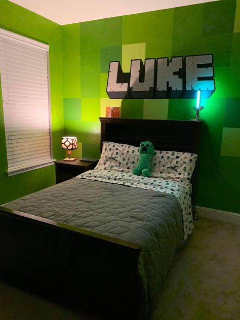 Minecraft bedroom for a little boy. Diy Minecraft Bedroom Ideas, Minecraft Wallpaper For Bedroom, Mine Craft Bedroom, Mincraft Decor Ideas Room, Minecraft Room Painting Ideas, Minecraft Bedroom Decor Ideas, Boys Minecraft Bedroom Ideas, Kids Minecraft Bedroom, Minecraft Rooms Bedrooms