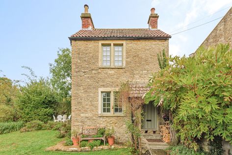 Cottages Uk, Country Living Uk, British Cottage, Cotswold Cottage, Cotswolds Cottage, Small Cottage Homes, Stone Cottages, Quaint Cottage, Cosy Living