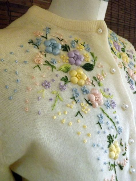 1950s Cardigan, The Cardigans, Vintage Knitwear, Wool Embroidery, Cardigan Vintage, Pola Sulam, Embroidery On Clothes, Embroidered Cardigan, Diy Cross Stitch