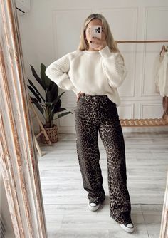 Outfits With Leopard Pants, Leopard Pants Outfit Winter, Leopard Pants Outfit Fall, Style Leopard Pants, Leopard Pants Outfit 2024, Leopard Print Trousers Outfit, Animal Print Pants Outfit, Leopard Pants Outfit, Leopard Print Pants Outfit