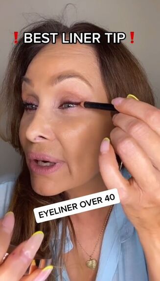 This is a guide on how to apply eyeliner for women over 40. Learn a simple eyeliner hack in this quick post. Easy Way To Put On Eyeliner, Top Lid Eyeliner How To Do, How To Eyeliner Wing, How To Make Wing Eyeliner, Eye Lining For Beginners How To Apply, Eyeliner Hack For Hooded Eyes, How To Apply Eyeliner Over 40, Eye Make Up Over 40 How To Apply, How To Do Wings Eyeliner For Beginners