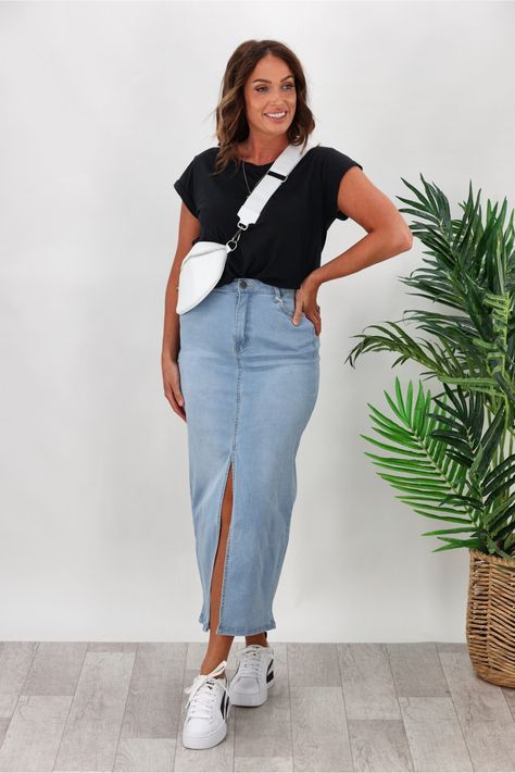 Standard Outfit For Women, Midsize Long Denim Skirt, Denim Midi Skirt Summer Outfit, Long Jean Skirt With Sneakers, Jean Skirt Styling, Denim Skirt Office Outfit, Denim Skirt Sneakers Outfit, Long Jean Skirt Outfits Spring, Denim Skirt Outfit Summer Street Style