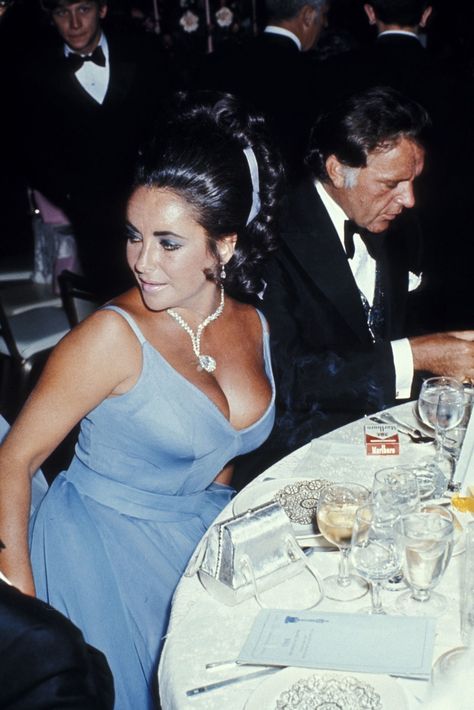 Elizabeth Taylor Oscars, Best Oscar Dresses Of All Time, Elizabeth Taylor Style, Oscars Dresses, Vestidos Oscar, Best Oscar Dresses, Burton And Taylor, Edward Wilding, Elizabeth Taylor Jewelry