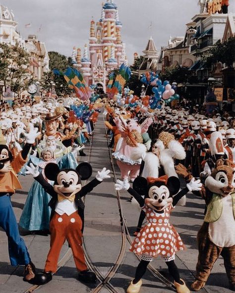 disney world retro °o° on Instagram: "a parade celebrating magic kingdom’s 25th anniversary, october 1996 💖" 80s Disney, Old School Disney, Celebrating Aesthetic, 90s Disney, 90s Disney World, Disney World Vintage, Vintage Disney World Aesthetic, Disney 80s, Vintage Disneyland Photos