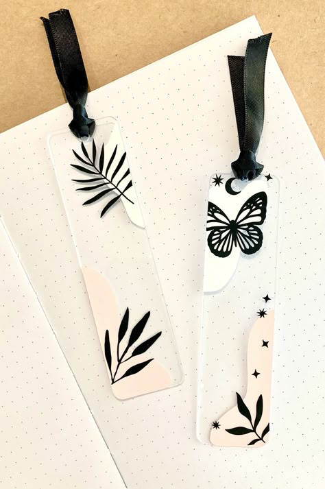 Book Marker Design Ideas, Acrylic Vinyl Bookmark, Bookmark Acrylic Ideas, Cricut Book Mark Ideas, Painted Acrylic Bookmark, Resin Bookmarks Aesthetic, Book Marks Cricut, Acrylic Book Mark Ideas, Acrylic Bookmark Ideas Aesthetic