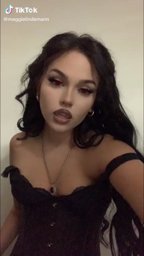 Maggie Lindemann Vampire, Maggie Lindemann Style, Dark Costumes For Women, Maggie Lindemann Halloween, Vampire Costume Ideas Women, Maggie Lindemann Gif, Hot Vampire Costume, Cute Vampire Costume, Goth Halloween Costume Ideas