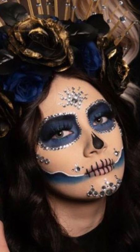 Day Of The Dead Makeup With Jewels, Blue Catrina Makeup, Catrina Costume Make Up, Easy Dia De Los Muertos Makeup Ideas, Simple Catrina Makeup, Haloween Mackup Ideas, Candy Skull Makeup, Catrina Makeup, Day Of The Dead Makeup