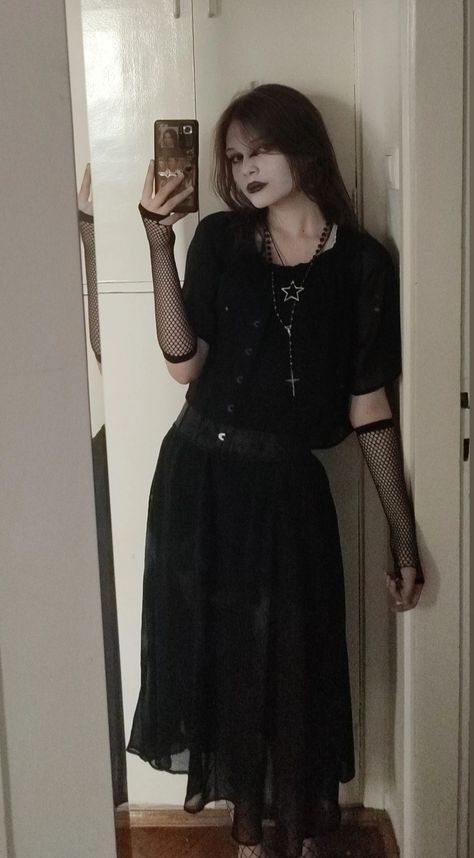 Trad goth makeup and outfit inspo mirror selfie aesthetic grunge goth metal alternative Casual Trad Goth Outfits, Easy Emo Outfits, 80s Trad Goth Outfits, Easy Goth Outfits, Trad Goth Outfit, 70s Goth, Trad Goth Outfits, Goth Outfit Inspo, Goth Fits