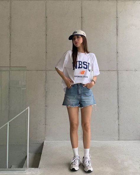 New Balance 530 Outfit, Outfit New Balance, Streetwear Lookbook, Boyish Outfits, New Balance Outfit, Japan Outfit, Looks Street Style, Tshirt Outfits, Casual Summer Outfit