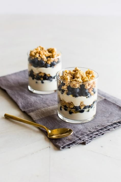 Granola Presentation, Greek Yogurt Granola, Yogurt Parfait Recipe, Greek Yogurt Parfait, Granola Parfait, Yogurt Granola, Yogurt Parfaits, Parfait Recipes, Yogurt And Granola