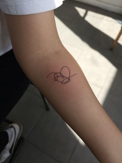 Love Yourself Tatuaje, Bts Heart Tattoo, Bts Tatoos Idea, Cute Heart Tattoos, Bts Tattoo Ideas, Tattoo Amigas, Tattoo Bts, Minimal Tattoo Designs, Minimal Tattoo Ideas