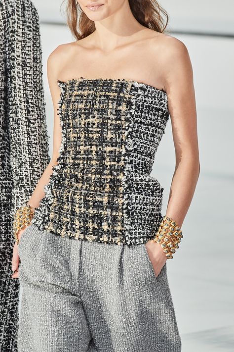 Chanel Fall 2020 Ready-to-Wear Fashion Show Details: See detail photos for Chanel Fall 2020 Ready-to-Wear collection. Look 114 Chanel 2020, Stile Casual Chic, Chanel Outfit, Mode Chanel, Stil Boho, Paris Mode, Chanel Couture, Chanel Fashion, Tweed Dress