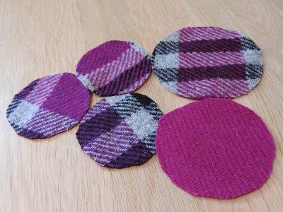 Tweed Scraps, Tartan Crafts, Harris Tweed Fabric, Make Flowers, Scrap Fabric Crafts, Fabric Flower Brooch, Fabric Flower Tutorial, Fabric Brooch, Wool Quilts