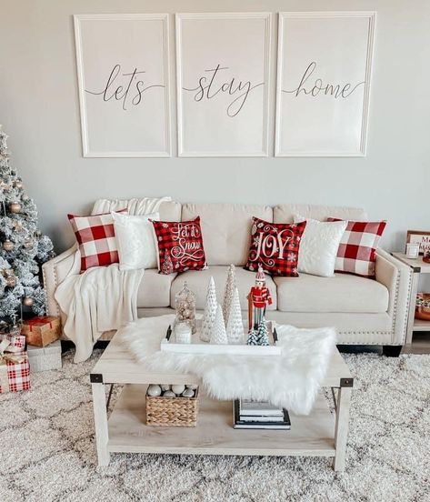 Christmas Couch Decor, Living Room Christmas, Christmas Decorations Apartment, Christmas Apartment, Cozy Christmas Decor, Christmas Decor Inspiration, Simple Christmas Decor, Diy Christmas Decorations, Christmas Themes Decorations