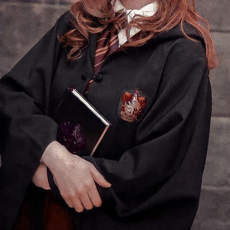 Gryffindor Girl Aesthetic, Hogwarts Outfits Gryffindor, Gryffindor Uniform, Harry Potter Fanları, Hermione Granger Aesthetic, Hogwarts Uniform, Hogwarts Outfits, Gryffindor Aesthetic, Harry Potter Girl