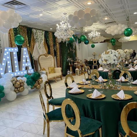 Quince Main Table Ideas Emerald Green, Quinceanera Centerpieces Emerald Green, Dark Green Quince Decorations, Sweet 16 Emerald Green Theme, Emerald Party Theme, Emerald Green And Gold Sweet 16, Green And Gold Quince, Green And Gold Sweet 16, Royalty Quinceanera Theme