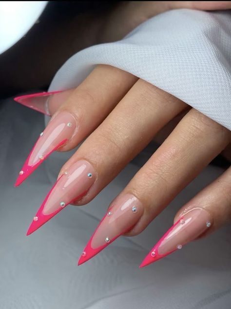 Pink Stilleto Nail Ideas, Acrylic Nail Designs Stiletto Pointy, Steletoes Nails Long, Stiletto Nail Inspo Summer, Hot Pink Stiletto Nails Design, Nails Acrylic Stiletto Long, Nails Inspo Stiletto, Pink Acrylic Nails Stiletto, Stilleto Nail Idea