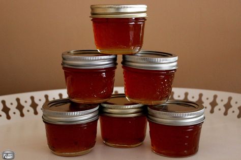 Caramelized sugar and sweet apple cider make a truly delicious jelly great for toast, scones or cheese plates. Soda Pop Jelly Recipes, Caramel Apple Jam Recipe, Caramel Apple Jam, Soda Jelly, Apple Jam Recipe, Caramel Apple Muffins, Crab Apple Jelly, Beer Jelly, Fruit Butters