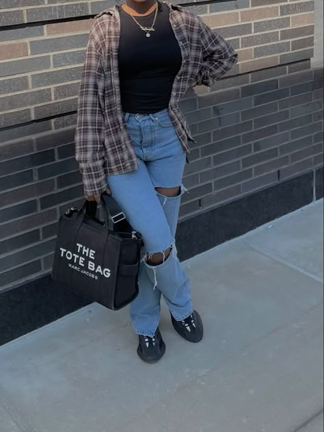 Casual School Outfits Black Women, Cold Summer Outfit Casual, Fannels Shirts Outfits Fall, Outfit Ideas With Flannels, Flannel Outfits Black Women, Fall Flannel Outfits Casual, Baddie Flannel Outfits, Flannel Outfits For Women, Yeezy 700 V3 Dark Glow