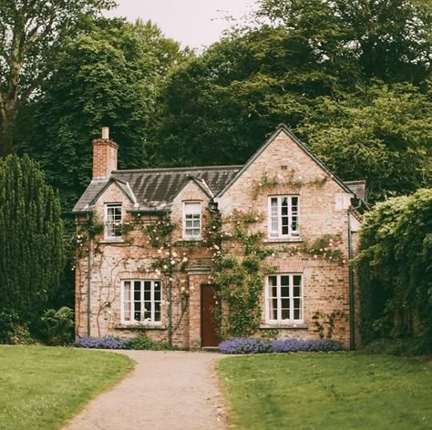 Stare Dwory, Old Brick House, Dream House Country, House Of Dreams, Rural House, Dream Cottage, Cottage Life, Cute House, Beautiful Houses