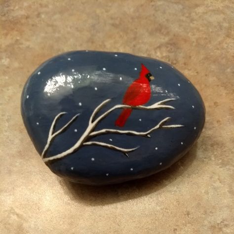 Christmas Rock Painting, Christmas Painted Rocks, Christmas Pebble Art, Rock Painting Flowers, Cardinal Painting, Painted River Rocks, Rock Art Ideas, Christmas Rocks, Painted Rock Animals