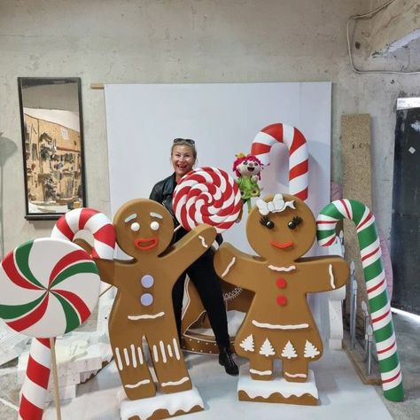 Diy Gingerbread Decorations Outside, Big Gingerbread Man, Big Christmas Decorations, Bedroom Christmas Decorations, Giant Gingerbread Man, Christmas Decor Bedroom, Ideas Christmas Decoration, Decoration Ideas Christmas, Marin Art