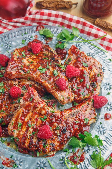 Raspberry Balsamic Chipotle Grilled Pork Chops Pork Chop Recipes Grilled, Closet Cooking, Bbq Pork Ribs, Pork Rib Recipes, Raspberry Recipes, Pork Ham, Grilled Pork Chops, Berries Recipes, Chops Recipe