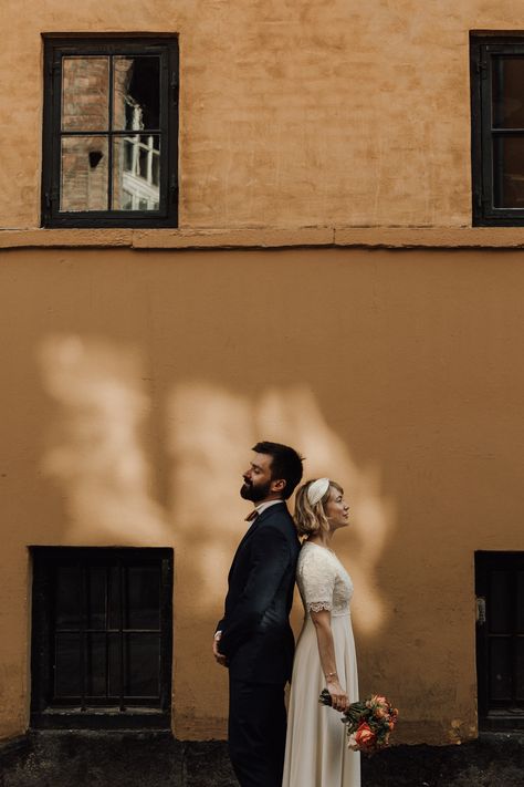 Elopement Copenhague - Jennifer Nilsson Wedding Aesthetic Dress, Street Prewedding, City Wedding Aesthetic, Post Wedding Ideas, Couples Downtown, Autumn Elopement, Copenhagen Wedding, City Portraits, Styled Shoot Wedding