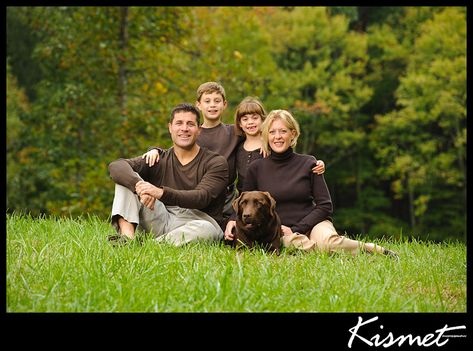 Family Photos With Baby, Fall Family Portraits, Family Portrait Poses, Fall Family Photo Outfits, Photos With Dog, Family Photoshoot Outfits, Family Picture Poses, Photography Poses Family, Family Photo Pose