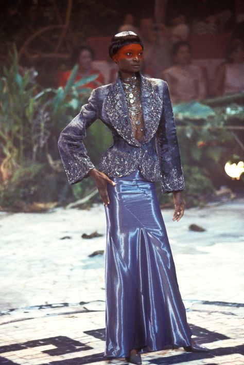 Debra Shaw, Mcqueen Runway, Alexander Mcqueen Runway, Givenchy Haute Couture, Givenchy Couture, Dolly Fashion, Runway Gowns, Haute Couture Paris, Genderless Fashion