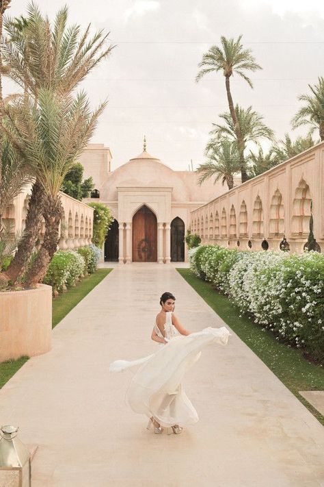 Why you should plan your destination wedding in Morocco this year… sunset hue everywhere! Egypt Wedding, Marrakesh Wedding, Villa Marrakech, Marrakech Wedding, Malibu Sunset, Riad Marrakech, Bridal Pictures, Moroccan Wedding, 100 Layer Cake