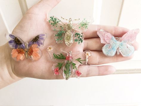 Butterfly In Resin, Rancho Decorations, Resin Epoxi, Butterfly Resin, Resin Butterfly, Resin Figures, Pressed Flower Crafts, Flower Resin Jewelry, Diy Resin Projects