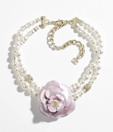 Chanel Cruise 2023 camellia and pearl necklace Kalung Choker, Chanel Costume Jewelry, Chanel Flower, Chanel 2023, Accessories 2023, Chanel Party, Mode Chanel, Chanel Casual, Chanel Store