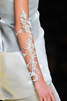 Silver Dragon Arm Cuff - the perfect costume accessory for ... Arm Jewelry, Fantasy Jewelry, Fashion Details, Statement Jewelry, Karl Lagerfeld, Body Jewelry, Jewelry Inspiration, White Lace, Wedding Shoe