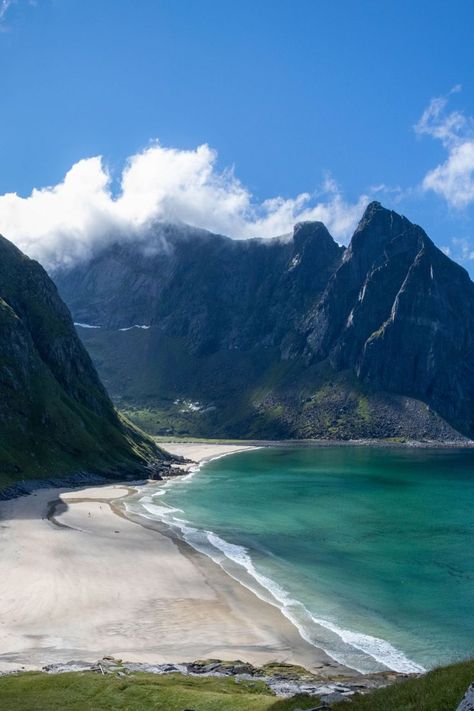 A beach and mountains in Lofoten, Norway. Norway Roadtrip, Norway Beach, Photography Hiking, Norway Nature, Arctic Circle, Best Beaches, Cruise Travel, New Energy, Travel Inspo