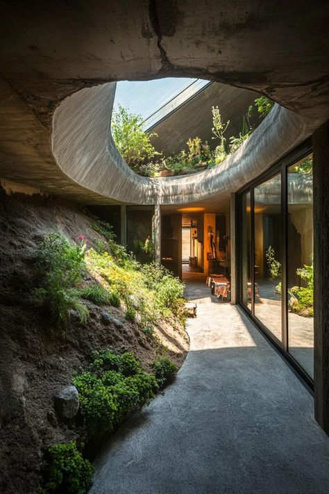 37 Genius Houses Built Into Hillside House With Inner Courtyard, Underground Structures, Subterranean Architecture, Tuna Ideas, Built Into Hillside, Stunning Houses, House Built Into Hillside, Sustainable House Design, Earth Sheltered Homes