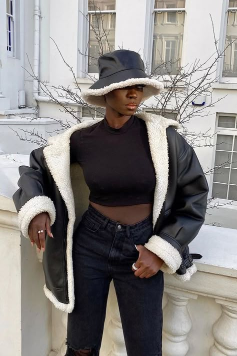 Bucket hat outfit ideas Bucket Hat Winter Outfit, Bucket Hat Outfit Winter, Black Bucket Hat Outfit, Bucket Hat Street Style, Hat Outfit Winter, Bucket Hat Outfits, Winter Hat Outfit, Bucket Hat Outfit, Bucket Hat Fashion