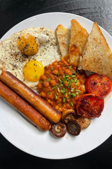 Homemade Baked Beans, Breakfast And Brunch, Idee Pasto, Healthy Food Dishes, Healthy Food Motivation, Cooked Breakfast, English Breakfast, Easy Healthy Breakfast, Sausages