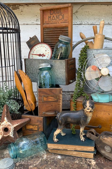 Antique Bird Cage Decor Ideas, Campy Decor, Antique Booth Ideas Staging, Junking Ideas, Antique Shop Display, Decor Vignettes, Antique Store Displays, Mall Display, Vintage Booth Display