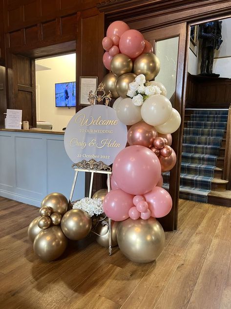 easel balloon display with rose gold balloons Balloon Easel, Birthday Party Balloon Arch, Balloon Decorations Without Helium, Balloon Decoration Birthday, Party Balloon Arch, Prom Backdrops, Arch Balloon, Balloon Bouquet Diy, Decoration Birthday Party