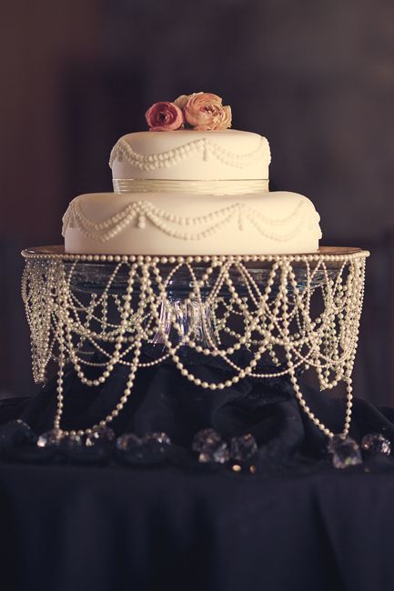 Cake With Pearls, Great Gatsby Themed Wedding, Wedding Cake Pearls, 20s Wedding, Gatsby Wedding Theme, Pearl Anniversary, Pearl Party, Elegant Cake, Boda Diy