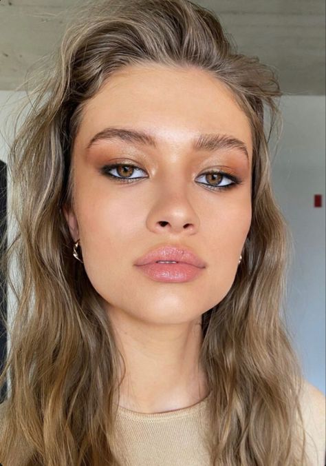 Trending Makeup 2023, Blonde Brown Eyes Makeup, Lived In Makeup, Smudged Black Eyeliner, Subtle Dark Makeup, Smudged Eyeliner Look, Latte Makeup, Fall Makeup Trend, Natural Glam Makeup