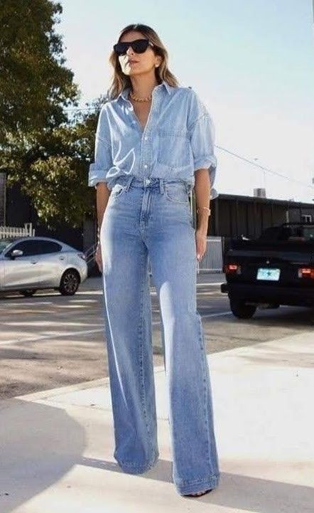 Camisa Jeans Outfit Mujer, Flare Jeans Outfit, Elegance Dress, Legs Outfit, Casual Weekend Outfit, Look Jean, Classic Style Outfits, Casual Outfit Inspiration, Mode Casual