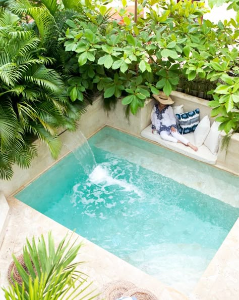 Small Swimming Pool, Ideas De Piscina, Kleiner Pool Design, Backyard Pool Design, Small Swimming Pools, Plunge Pools, Big Backyard, Small Pool Design, Small Pools