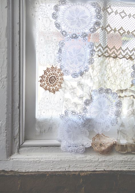 diy lace doily curtain Lace Diy Projects, Creative Window Treatments, Doily Crafts, Unique Window Treatments, Doilies Crafts, Handmade Uk, Lace Curtains, Lace Doilies, Crafts To Do