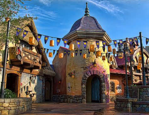 Tangled - Fantasyland, Magic Kingdom Tangled Kingdom, Tangled City, Tangled Town Aesthetic, Tangled Aesthetic Real Life, Rapunzel Disney World, Tangled Rapunzel Tower Inside, Planet Coaster, Disney World Christmas, Storybook Homes